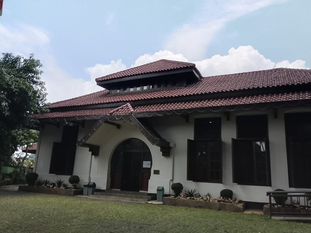 Tampilan depan Gedung Indonesia Menggugat