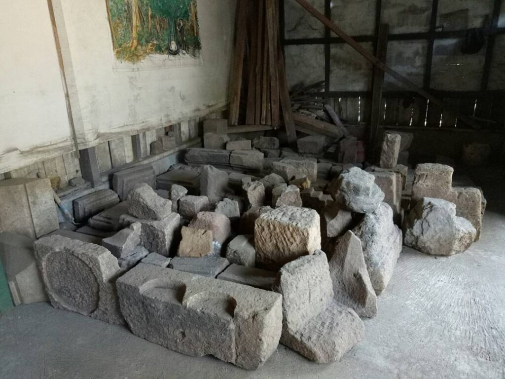 Sisa reruntuhan candi bojong menje yang di simpan terpisah.